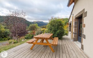 Outdoor dining - Le Fromenta - Chambon SUR LAC (CHAMBON SUR LAC)