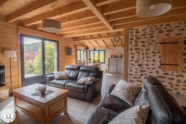 TV, fireplace - Le Fromenta - Chambon SUR LAC (CHAMBON SUR LAC)