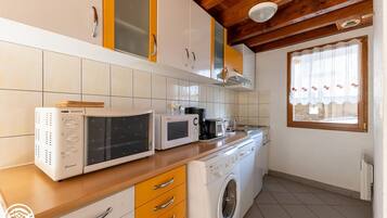 Jääkaappi, mikroaaltouuni, uuni, astianpesukone