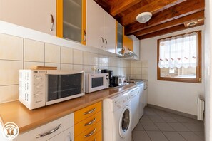 Een koelkast, een microgolfoven, een oven, een vaatwasser