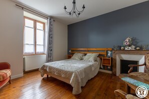 5 bedrooms, free WiFi - Les Pauses - Puy-saint-gulmier (PUY SAINT GULMIER)