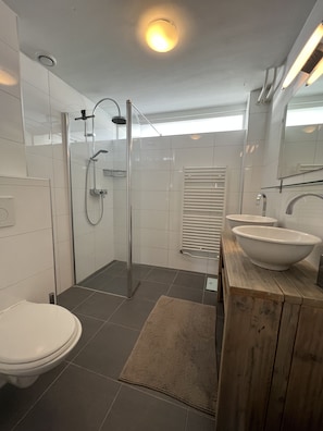 Douche, serviettes fournies