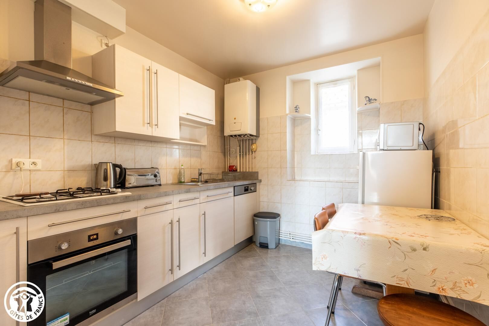 Kjøleskap, mikrobølgeovn, ovn og oppvaskmaskin