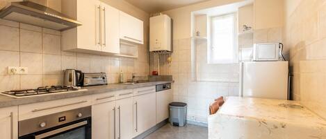 Kjøleskap, mikrobølgeovn, ovn og oppvaskmaskin