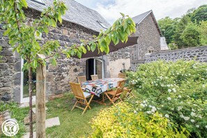 Outdoor dining - Gîte de la Sioule - Olby (OLBY)