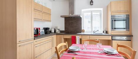 Kühlschrank, Mikrowelle, Ofen, Geschirrspüler