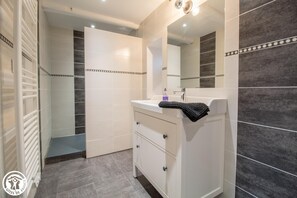 Bathroom - Domaine des Grottes - Mazoires (MAZOIRES)