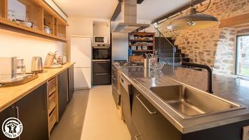 Geladeira, micro-ondas, fogão, lava-louças