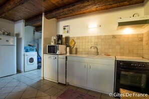 Een koelkast, een magnetron, een oven, een vaatwasser