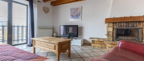 TV, fireplace