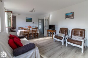 TV - Au Cœur de la Cité Médiévale de Besse (BESSE-ET-SAINT-ANASTAISE)