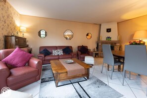 TV, fireplace
