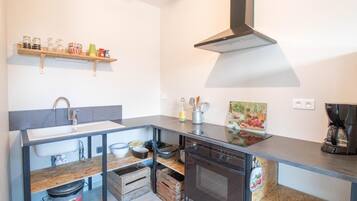 Een koelkast, een microgolfoven, een oven