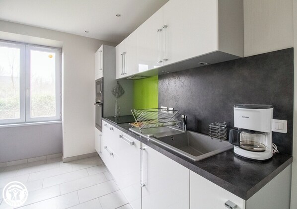 Fridge, microwave, oven, dishwasher - du Cabri - Olby - Gîte (OLBY)