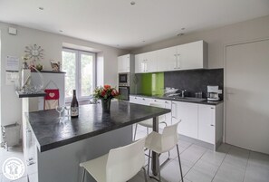 Fridge, microwave, oven, dishwasher - du Cabri - Olby - Gîte (OLBY)