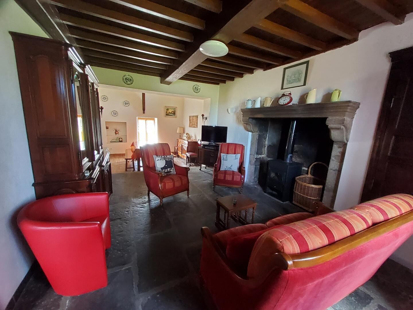 Televisión y chimenea 