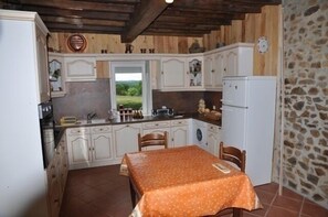 Kylskåp, mikrovågsugn, ugn och diskmaskin