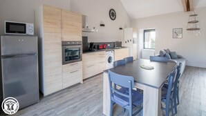 Wasserkocher mit Kaffee-/Teezubehör, Kühlschrank, Mikrowelle, Ofen