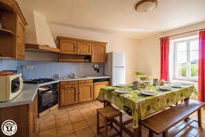 ثلاجة، ميكروويف، فرن، غسالة أطباق