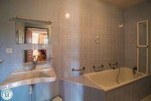Bathtub
