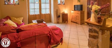 TV, fireplace