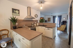 Kylskåp, mikrovågsugn, ugn och diskmaskin