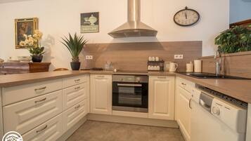 Een koelkast, een microgolfoven, een oven, een vaatwasser