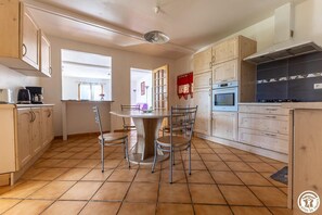 Fridge, microwave, oven, dishwasher - Les Lilas de Sagheat (APCHAT)