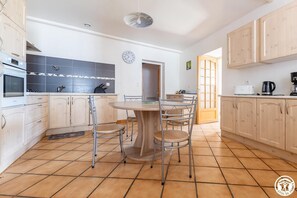 Fridge, microwave, oven, dishwasher - Les Lilas de Sagheat (APCHAT)