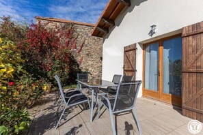 Outdoor dining - Les Lilas de Sagheat (APCHAT)