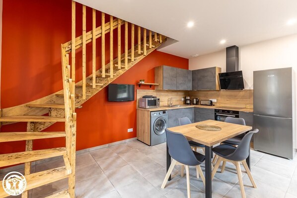 Réfrigérateur, four à micro-ondes, un four, lave-vaisselle