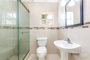 Badewanne, Handtücher, Seife, Toilettenpapier