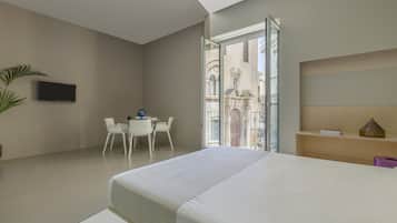 Royal Suite | Minibar, desk, blackout curtains, soundproofing