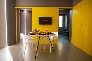 Suite Superior | Area soggiorno | TV a schermo piatto, stampante