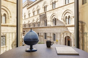 皇家套房 | 迷你吧、办公桌、遮光窗帘、隔音