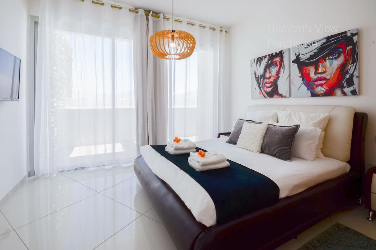 Penthouse | Desk, soundproofing, iron/ironing board, travel crib