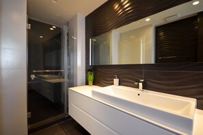 Dúplex | Baño | Secadora de cabello, toallas, papel de baño 