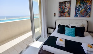 Penthouse | Escritorio, insonorización y tabla de planchar con plancha 