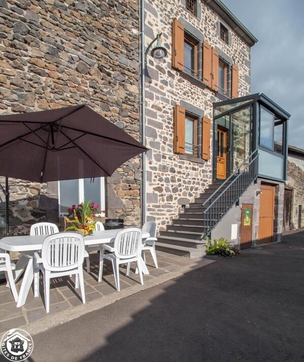 Outdoor dining - Chez le Cagnat - Chanat LA Mouteyre (CHANAT LA MOUTEYRE)