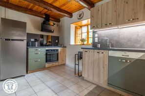 Jääkaappi, mikroaaltouuni, uuni, astianpesukone