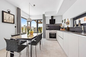 Kjøleskap, ovn, kokeplater og oppvaskmaskin