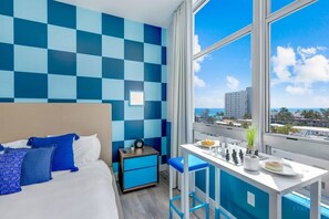 Escritorio, tabla de planchar con plancha, cuna de viaje y wifi 