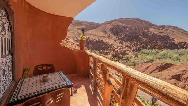 A balcony with a view of rocky terrain and a wooden railing. - Riad Rihana Tamlalte (Ait Sedrate Jbel El Soufla)