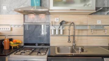 Kühlschrank, Mikrowelle, Ofen, Geschirrspüler