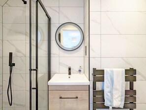 Dusche, Haartrockner, Handtücher