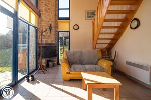 TV, fireplace - Gite Bleu - Charensat (CHARENSAT)