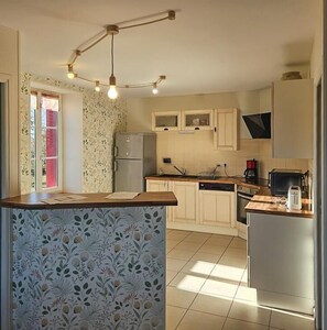 Fridge, microwave, oven, dishwasher - La Maçonnerie - Tauves (TAUVES)