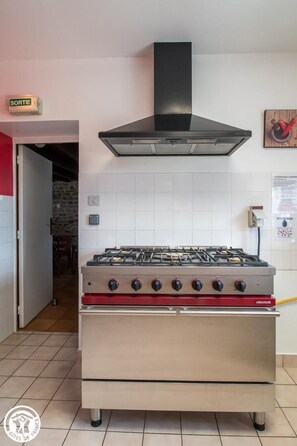 Een koelkast, een magnetron, een oven, een vaatwasser