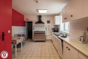 Frigorífico, microondas, horno y lavavajillas