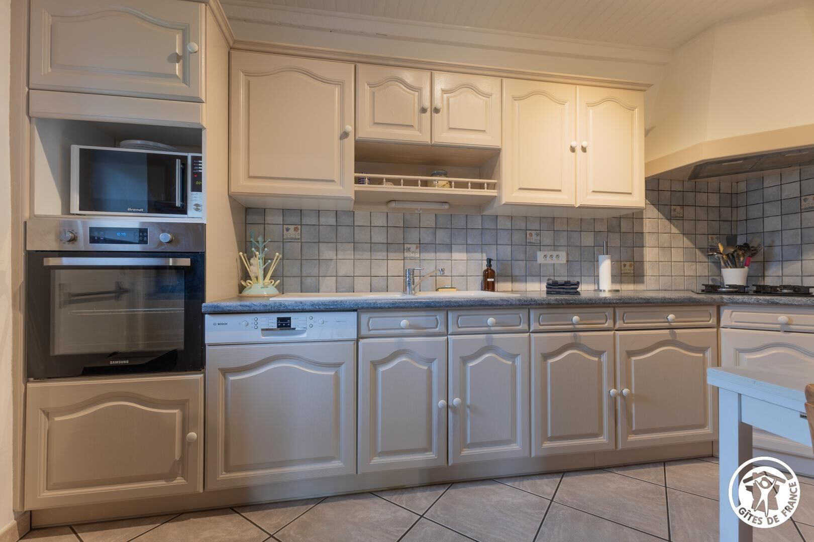 Kühlschrank, Mikrowelle, Ofen, Geschirrspüler